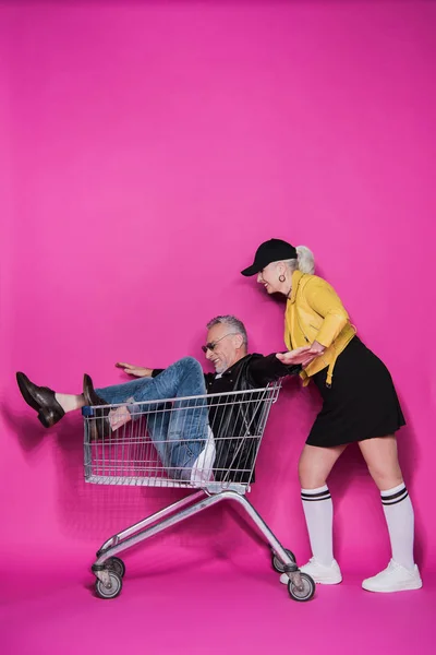 Couple sénior avec chariot — Photo de stock