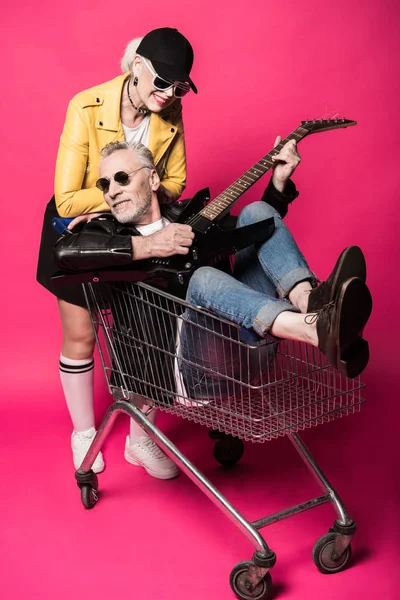 Couple sénior avec guitare électrique — Photo de stock