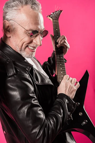 Homme âgé avec guitare électrique — Photo de stock