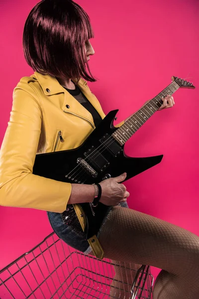 Senior mulher com guitarra elétrica — Fotografia de Stock