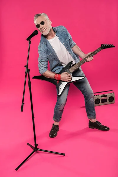 Homme âgé avec guitare électrique — Photo de stock