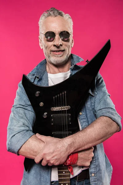 Homme âgé avec guitare électrique — Photo de stock