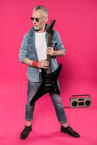 Homme âgé avec guitare électrique — Photo de stock