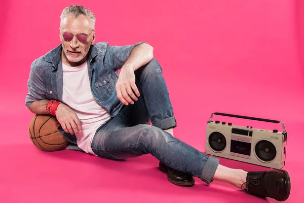 Homme avec magnétophone et ballon de basket — Photo de stock