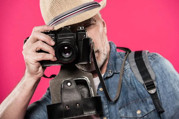 Человек с ретро фотокамерой — стоковое фото