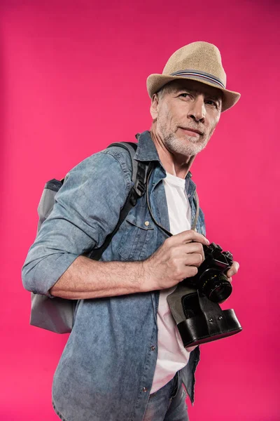 Homme avec appareil photo rétro — Photo de stock
