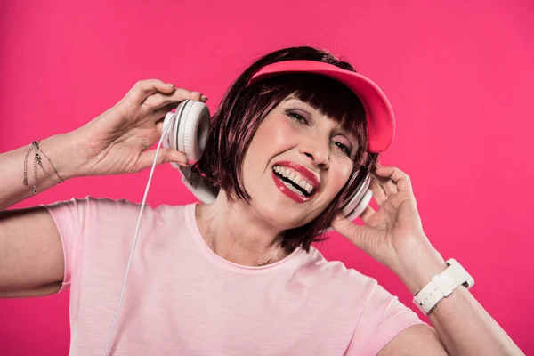 Donna che ascolta musica in cuffia — Foto stock