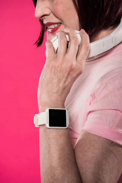 Donna con smartwatch al polso — Foto stock