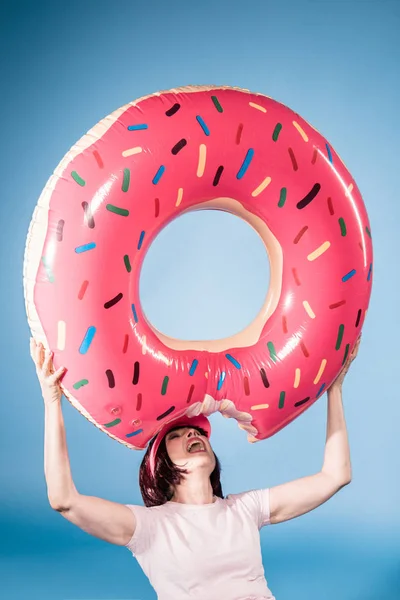 Женщина с плавающим кольцом в форме пончика — стоковое фото