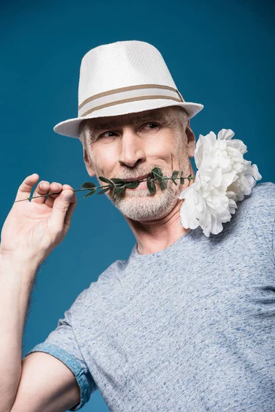 Élégant homme âgé avec des fleurs — Photo de stock