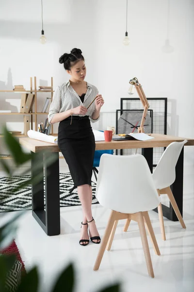 Young asian businesswoman — Stock Photo