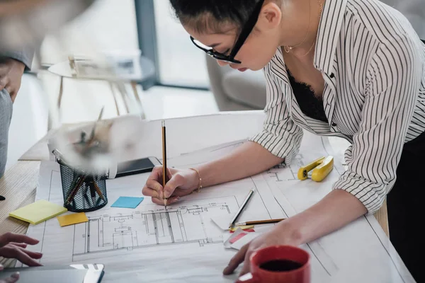 Young asian businesswoman — Stock Photo