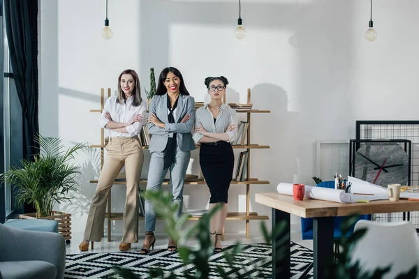 Jóvenes empresarias en el cargo - foto de stock