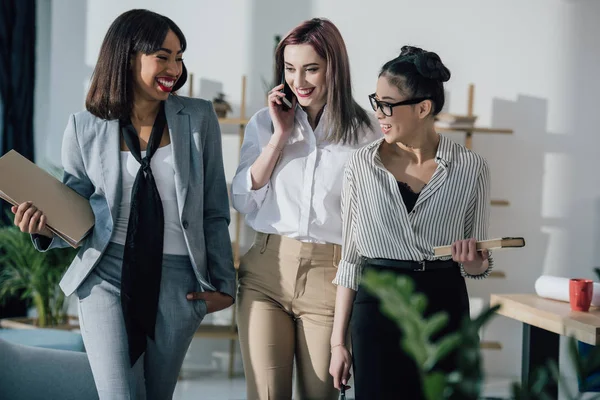 Jeunes femmes d'affaires en fonction — Photo de stock