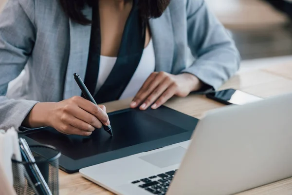 Femme d'affaires utilisant une tablette graphique — Photo de stock