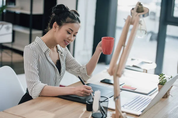 Femme d'affaires utilisant une tablette graphique — Photo de stock