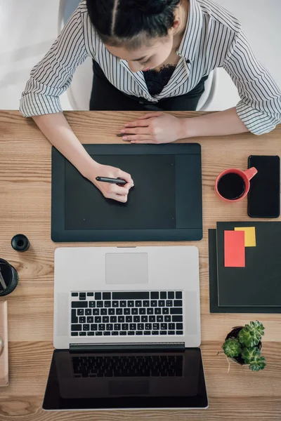 Femme d'affaires utilisant une tablette graphique — Photo de stock