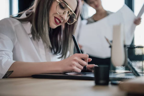 Femme d'affaires utilisant une tablette graphique — Photo de stock