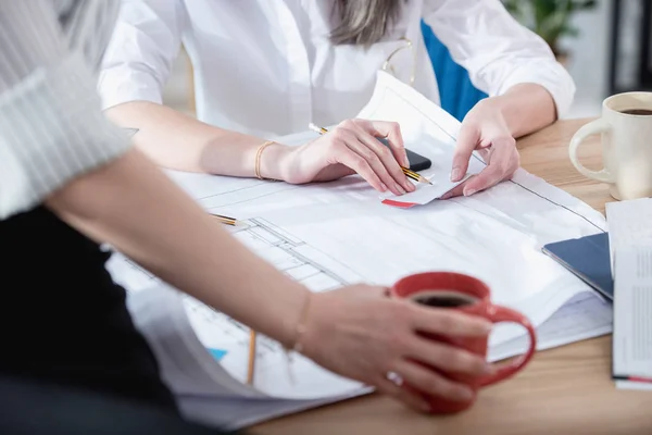 Geschäftsfrauen arbeiten mit Blaupause — Stockfoto