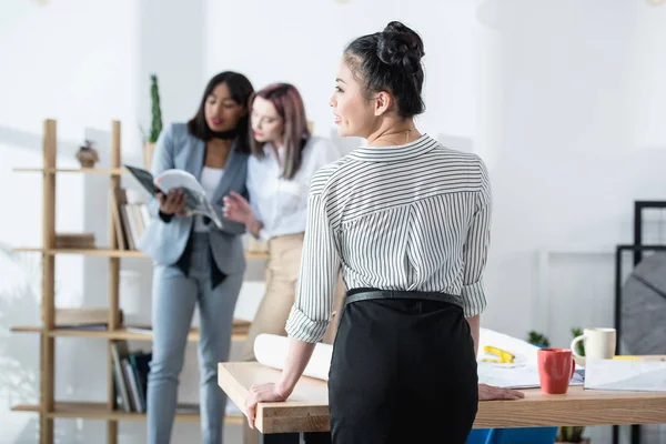 Jeunes femmes d'affaires en fonction — Photo de stock