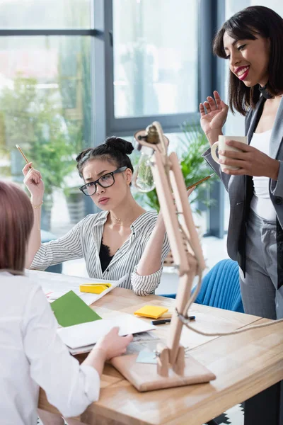 Jeunes femmes d'affaires en fonction — Photo de stock