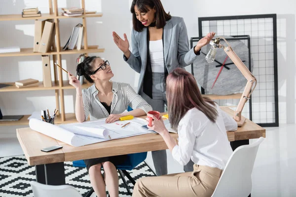 Femmes d'affaires travaillant avec des plans directeurs — Photo de stock