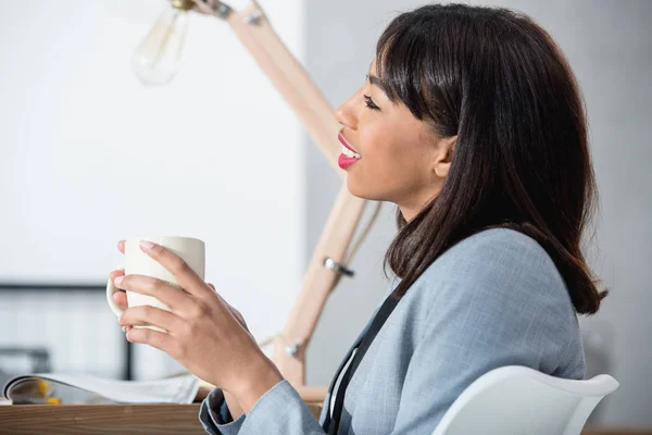Businesswoman drinking coffee — Stock Photo