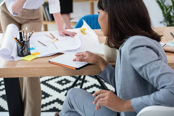 Femme d'affaires utilisant une tablette numérique — Photo de stock