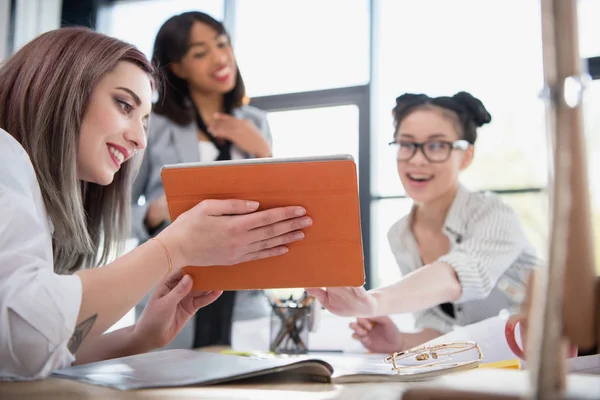 Geschäftsfrauen nutzen digitales Tablet — Stockfoto