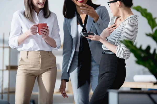 Geschäftsfrauen trinken Kaffee und reden im Büro — Stockfoto