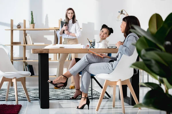 Femmes d'affaires multiethniques travaillant au bureau — Photo de stock