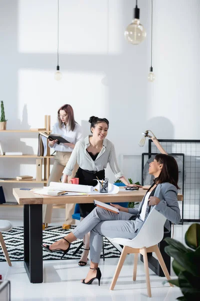 Мультиэтнические предпринимательницы, работающие в офисе — стоковое фото