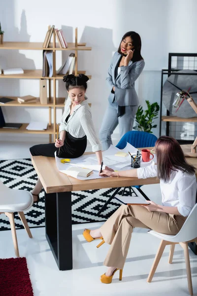 Femmes d'affaires multiethniques travaillant au bureau — Photo de stock