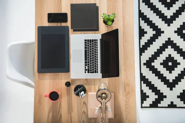 Ноутбук с графическим планшетом и смартфоном на рабочем столе — стоковое фото