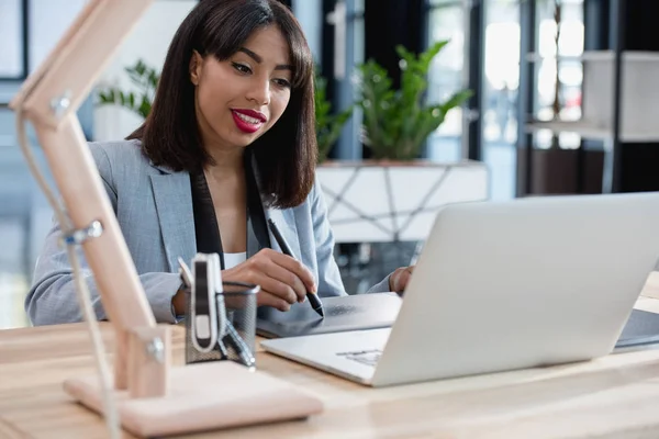 Designer travaillant avec tablette de dessin et ordinateur portable — Photo de stock