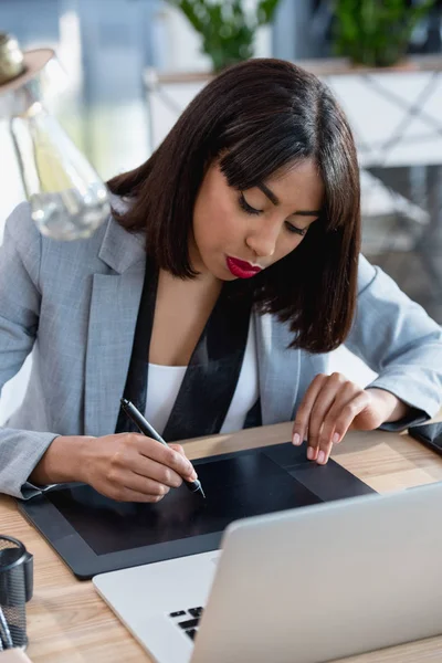 Designerin arbeitet mit Tablet und Laptop — Stockfoto