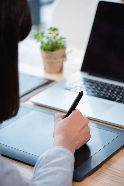 Dibujo del diseñador en la tableta gráfica en el lugar de trabajo - foto de stock