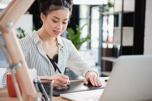 Asiatin arbeitet mit Grafik-Tablet — Stockfoto