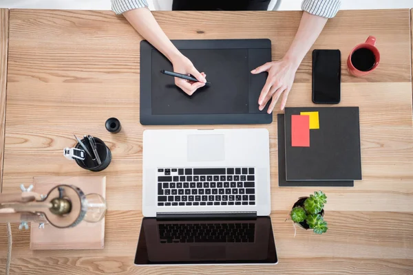 Femme travaillant avec tablette de dessin et ordinateur portable — Photo de stock