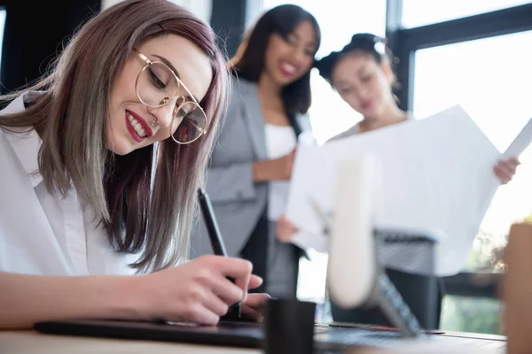 Dibujo de diseñador joven en la tableta gráfica - foto de stock