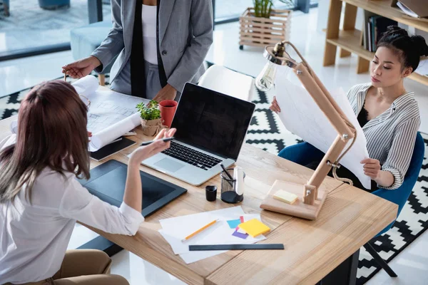 Arquitectos multiétnicos que trabajan en la oficina - foto de stock