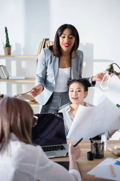 Diseñadores multiétnicos que trabajan en la oficina — Stock Photo