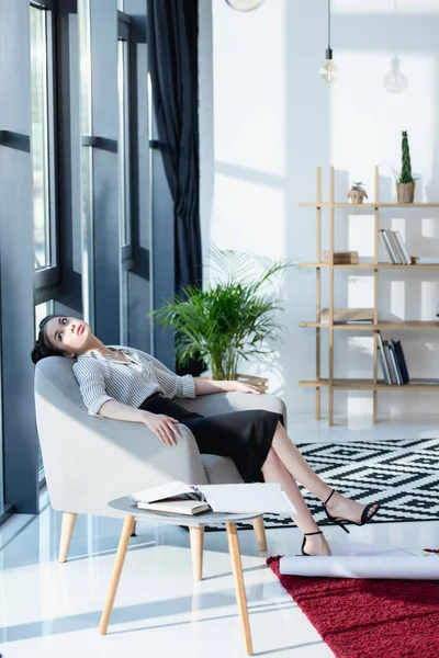 Cansado asiático mujer de negocios relajarse en oficina - foto de stock