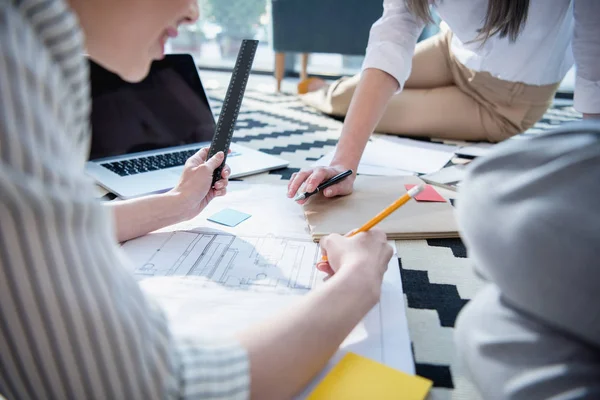 Architectes travaillant avec des plans au bureau — Photo de stock