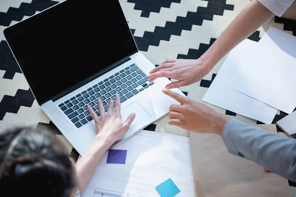 Mujeres jóvenes que trabajan en el ordenador portátil — Stock Photo