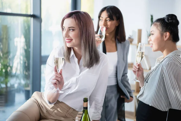 Mulheres de negócios multiétnicas que bebem champanhe — Fotografia de Stock