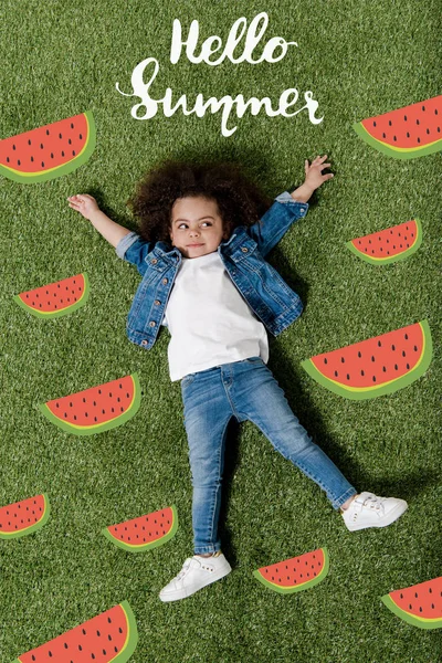 Fille couché sur l'herbe — Photo de stock