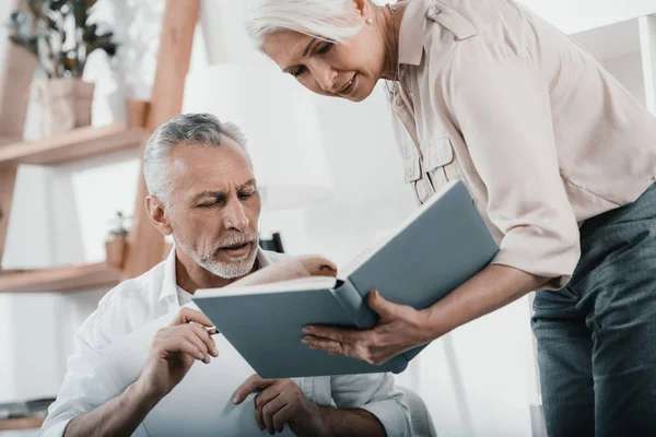 Confrères d'affaires au bureau — Photo de stock