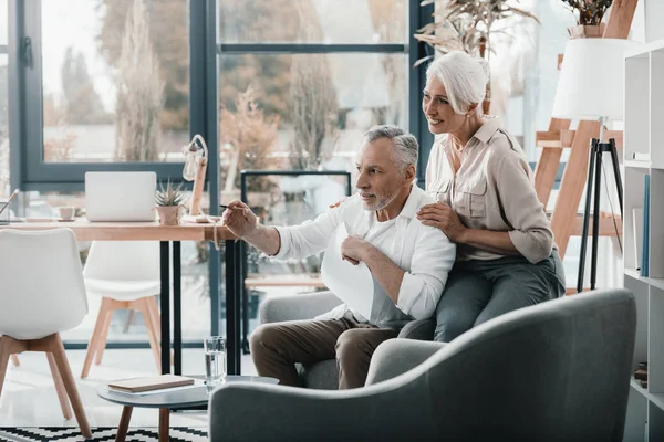 Senior colleagues converse at office — Stock Photo