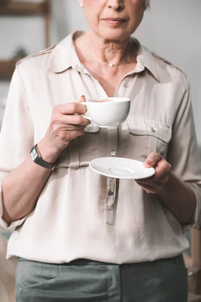 Donna d'affari con caffè in ufficio — Foto stock